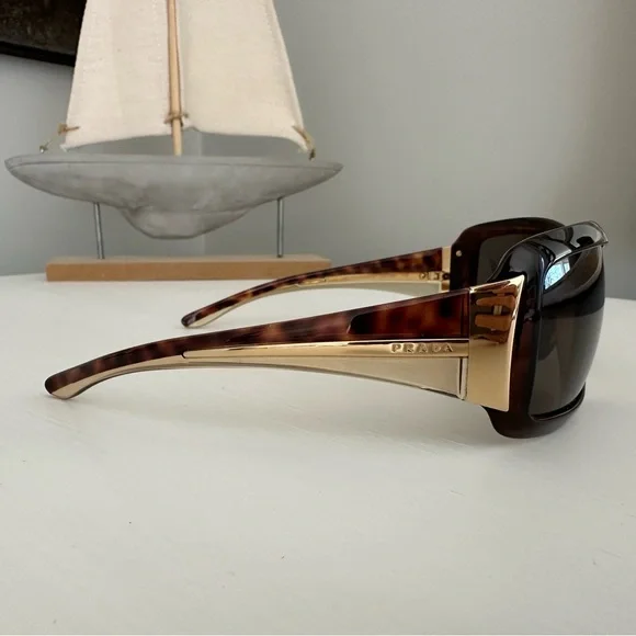 Prada Sunglasses style SPR 01H. Like new! - Picture 5 of 7